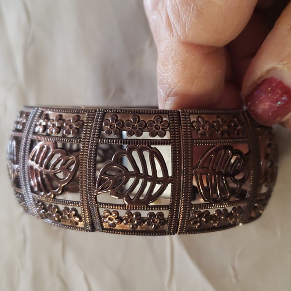 Floral Motifs, a Beautiful Copper Quartz Women's Watch Bracelet . - Picture 6 of 12